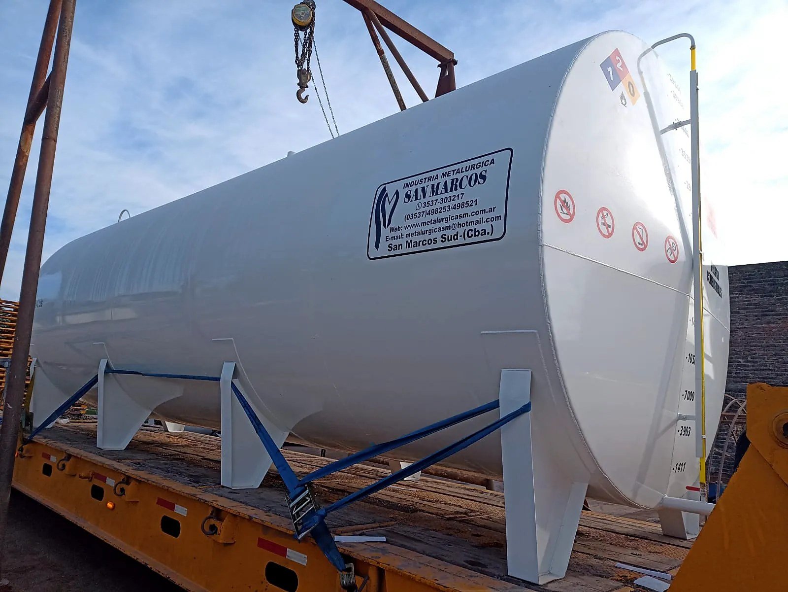 Tanque horizontal cargado en camión para su entrega
